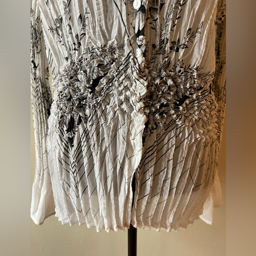 Milano white/black combo floral accordion style button up blouse, size XL - Picture 5 of 9
